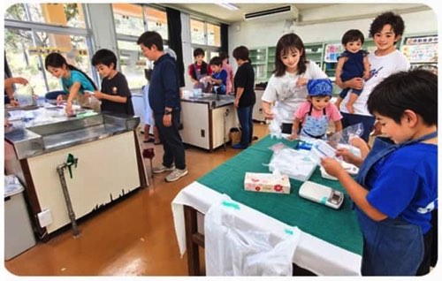 クイックちんすこう-たのしさは島の端まで届くか? ―奥小学校エリアで〈こどもマルシェクッキング〉を開催・絶対安全レインボーは楽しんでもらえたか?-ちんすこうづくり